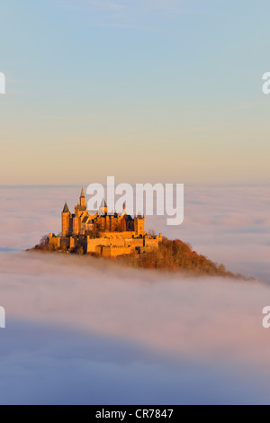 Le château de Burg Hohenzollern dans la lumière du matin, tôt le matin, brouillard, Jura souabe, Bade-Wurtemberg, Allemagne, Europe Banque D'Images