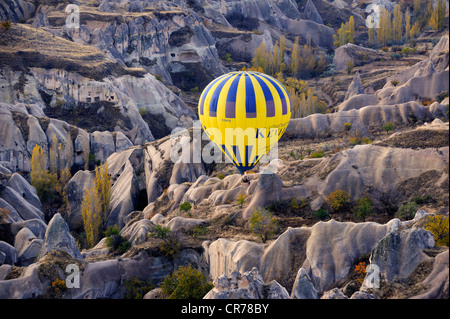 La Turquie, l'Anatolie centrale, la Cappadoce Nevşehir Province, UNESCO World Heritage, hot air ballon volant au-dessus de la Vallée des Balkans Banque D'Images