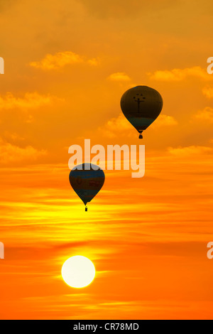Les ballons à air chaud contre le soleil couchant, Suedschwarzwald, sud de la Forêt Noire, Bade-Wurtemberg, Allemagne, Europe, la composition Banque D'Images