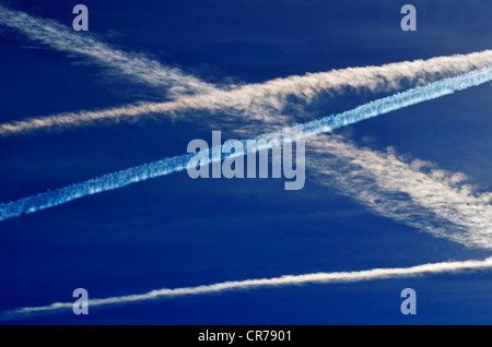 Traînées d'avions dans le ciel bleu Banque D'Images