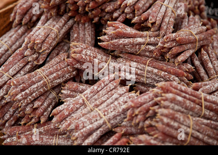 Saucisses séchées à l'air fine à l'échoppe de marché. Banque D'Images