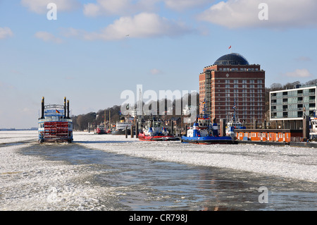 Bateau dans le port de Hambourg dans l'hiver, Hambourg, Allemagne, Europe Banque D'Images