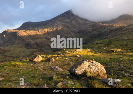 Vue vers le pic de Sgurr nan Gillean sous les nuages et la lumière du soleil du soir d'été par endroits sur l'île de Skye Banque D'Images