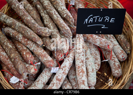 Saucisses séchées à l'air fine à l'échoppe de marché. Banque D'Images