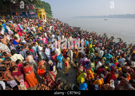 Echelle de pèlerins à la confluence des rivières Gange et Gandak, Sonepur Mela, Sonepur, Bihar, Inde Banque D'Images