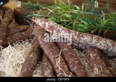 Saucisses séchées à l'air fine à l'échoppe de marché. Banque D'Images