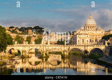 Vue sur la Basilique Saint Pierre au Vatican avec le Tibre en premier plan Banque D'Images