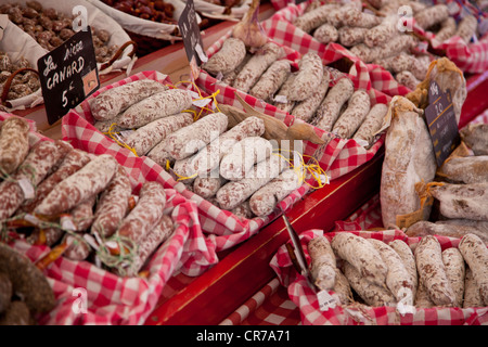 Saucisses séchées à l'air fine à l'échoppe de marché. Banque D'Images