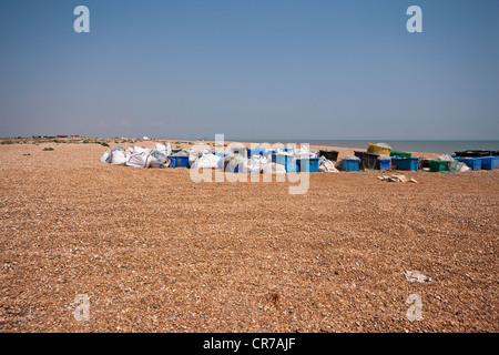 L'équipement des pêcheurs sur la plage de galets dormeur Kent UK Banque D'Images