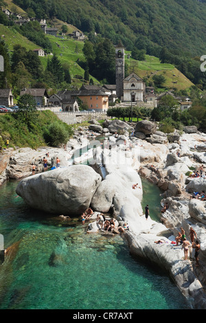 La Suisse, les baignades dans la rivière Verzasca Banque D'Images