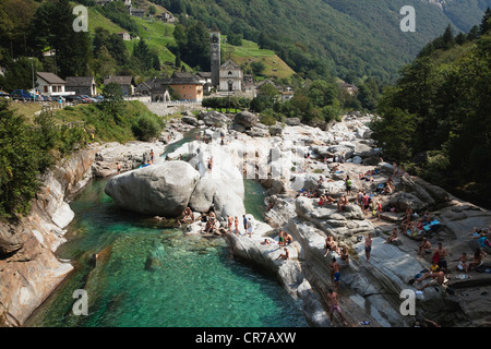 La Suisse, les baignades dans la rivière Verzasca Banque D'Images