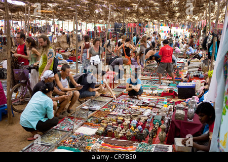 L'Inde, l'État de Goa, Anjuna, marché aux puces mercredi créé à l'époque de l'hippies Banque D'Images