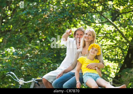 L'Autriche, Salzburg County, Family sitting on fence Banque D'Images