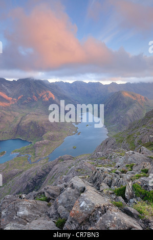 Les nuages roses sur le Loch Coruisk au lever du soleil, prise depuis le sommet de Sgurr na ires, île de Skye, Écosse Banque D'Images