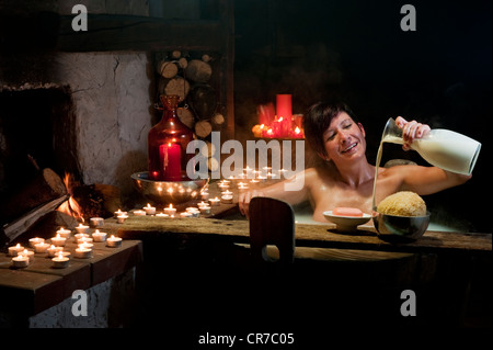 L'Autriche, Salzburg County, jeune femme prenant en baignoire à remous en bois Banque D'Images