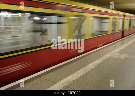 Entrer dans le train S-Bahn de Berlin gare à Potsdamer Platz, Berlin, Germany, Europe Banque D'Images