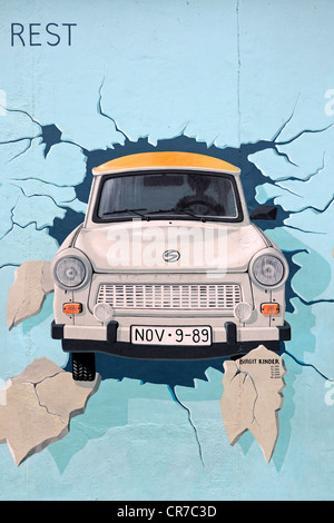 Tester le reste, Trabant briser le mur de Berlin, par Birgit Kinder, la peinture sur le mur de Berlin, East Side Gallery Banque D'Images