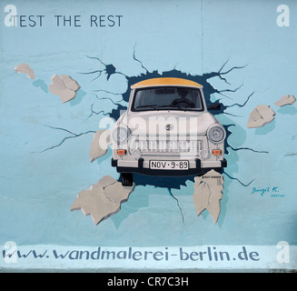 Tester le reste, Trabant briser le mur de Berlin, par Birgit Kinder, la peinture sur le mur de Berlin, East Side Gallery Banque D'Images