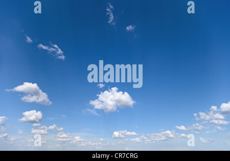 Été, ciel bleu avec quelques petits nuages Banque D'Images