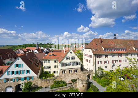 Paysage urbain avec l'ancien mur de la ville et Rondellturm tour ronde, Marbach am Neckar, vallée du Neckar, Bade-Wurtemberg Banque D'Images