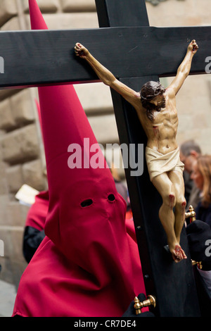 Pénitent avec une croix à la procession du Vendredi saint, Semana Santa, la Semaine Sainte, Barcelone, Catalogne, Espagne, Europe Banque D'Images