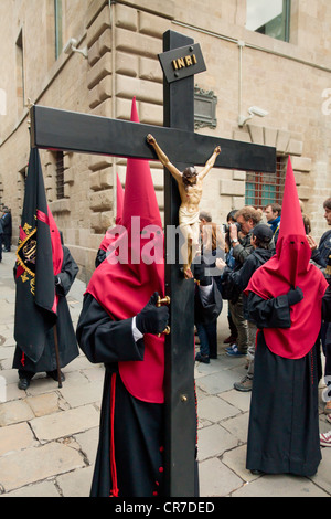 Pénitents Blancs avec des croix à la procession du Vendredi saint, Semana Santa, la Semaine Sainte, Barcelone, Catalogne, Espagne, Europe Banque D'Images