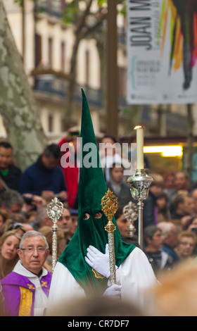 Pentients avec une croix à la procession du Vendredi saint, Semana Santa, la Semaine Sainte, Barcelone, Catalogne, Espagne, Europe Banque D'Images