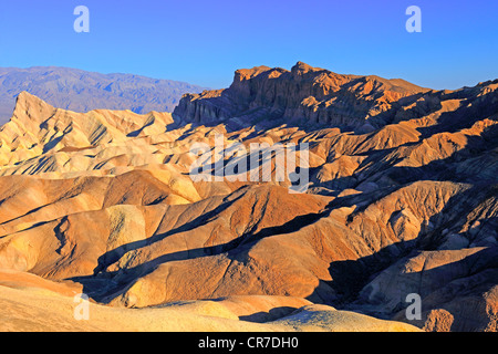 Des formations de roche de couleur dans la lumière du matin, Zabriske Point, la Death Valley National Park, California, USA Banque D'Images