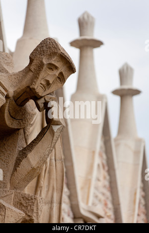Endeuillé, sculpture moderne sur la façade de la Passion, église de la Sagrada Familia, Temple Expiatori de la Sagrada Família, Antoni Gaudi Banque D'Images