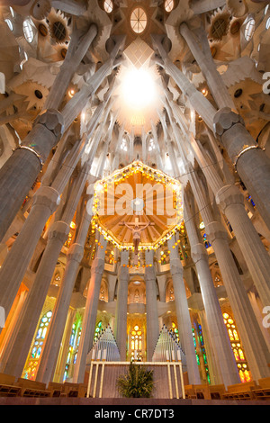Plafond de l'église, l'autel avec un baldaquin canopy ou d'état, l'intérieur de la Sagrada Familia, Temple Expiatori je Basílica de la Banque D'Images