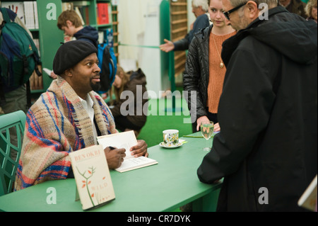 Ben Okri, poète et romancier nigérian de signature de livre photo à l'Telegraph Hay Festival 2012, Hay-on-Wye, Powys, Wales, UK Banque D'Images