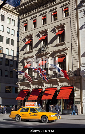 United States, New York, Manhattan, 5e avenue, boutique Cartier, yellow cab Banque D'Images