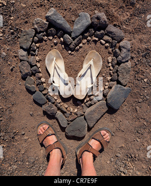 Coeur fait de coquillages et des tongs, sandales, pieds, plage rocheuse de El Puertito de la Cruz, l'extrémité sud de l'île de Banque D'Images