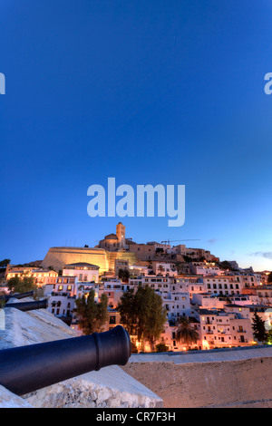 L'Espagne, Îles Baléares, Ibiza, vue de la vieille ville d'Ibiza (UNESCO site), et de Dalt Vila Banque D'Images