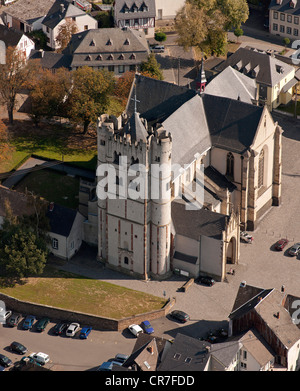 Vue aérienne, Collégiale de Saint Martin et Saint Severus, Muenstermaifeld, Eifel, Rhénanie-Palatinat Banque D'Images