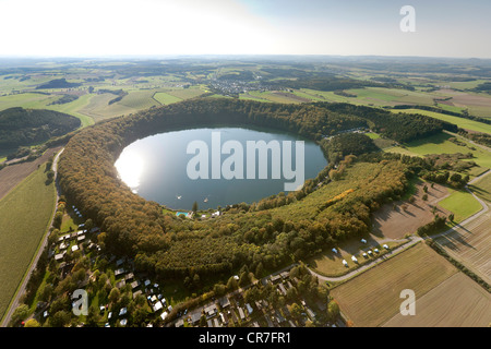 Vue aérienne, Gillenfeld, Pulvermaar, lac volcanique, terrain de camping, Eifel, Rhénanie-Palatinat, Allemagne, Europe Banque D'Images