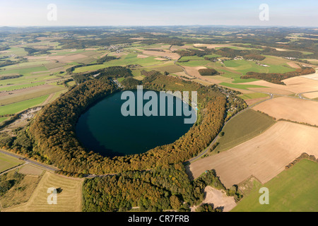 Vue aérienne, Gillenfeld, Pulvermaar, lac volcanique, terrain de camping, Eifel, Rhénanie-Palatinat, Allemagne, Europe Banque D'Images