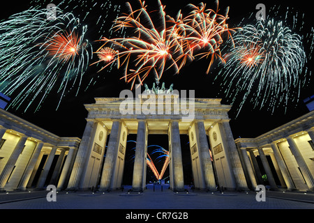 Porte de Brandebourg avec feu d'artifice, Berlin, Allemagne, Europe, composite Banque D'Images