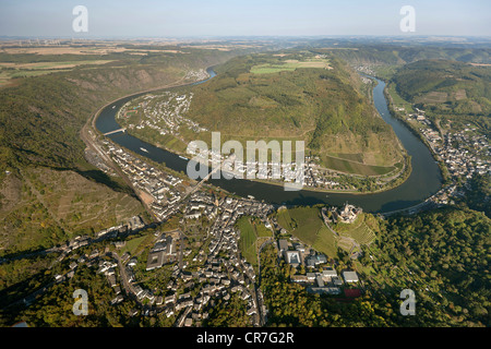 Vue aérienne, Cochem château impérial, boucle de la Moselle près de Cochem, Eifel, Rhénanie-Palatinat Banque D'Images