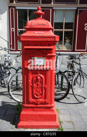 La Belgique. Bruges. Les rues de la ville. Boîte aux lettres Banque D'Images