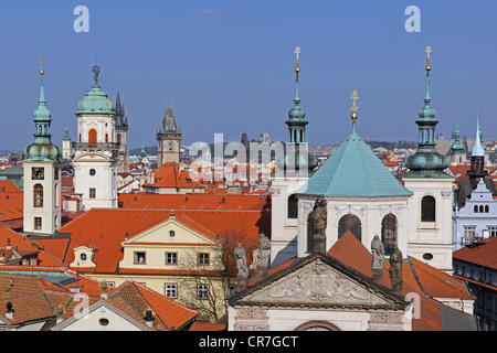 Vue depuis la tour du pont de la vieille ville sur les toits de la ville historique de nuit, Prague, la Bohême, République Tchèque, Europe Banque D'Images