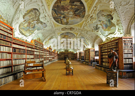 Globe terrestre, très vieux livres, bibliothèque, salle de l'abbaye de Strahov, théologie, quartier du château Hradschin, Prague, République Tchèque, Europe Banque D'Images