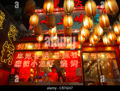 Voir en restaurant avec de nombreuses lanternes et enseignes au néon rouge sur Ghost Street en Chine Beijing Dongzhimen Banque D'Images