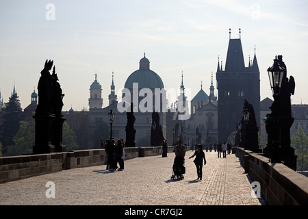 Les touristes sur le pont Charles à l'aube, Prague, la Bohême, République Tchèque, République Tchèque, Europe Banque D'Images