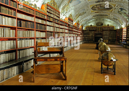 Globe terrestre et très vieux livres, bibliothèque, hall de la théologie, le monastère de Strahov, le château de Prague, Prague, Bohême, République Tchèque, Europe Banque D'Images