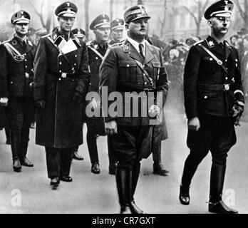 Roehm, Ernst, 28.11.1887 - 1.7.1934, officier et politicien allemand (NSDAP), Chef d'état-major de Sturmabteilung (sa) 5.1.1931 - 1.7.1934, Wit Heinrich Himmler à un événement, février 1933, Banque D'Images
