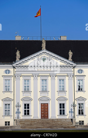 Entrée principale avec un drapeau du Président fédéral, Château Bellevue Palace, siège de la Présidence fédérale allemande, Berlin Banque D'Images