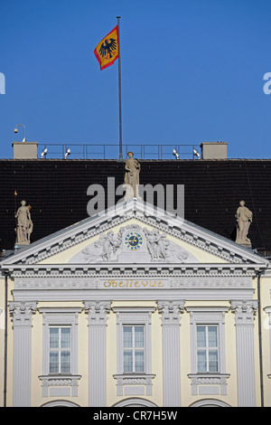 Entrée principale avec drapeau, le château de Bellevue, siège de la Présidence fédérale allemande, Berlin, Germany, Europe Banque D'Images