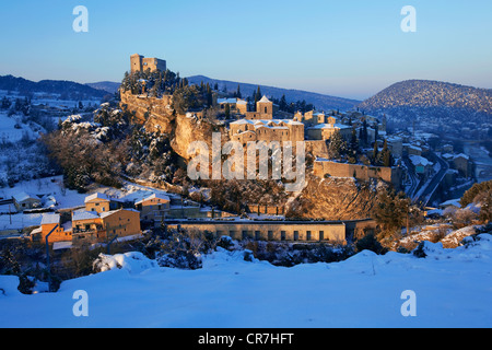 La France, Vaucluse, Vaison la Romaine, dans la neige, donnant sur la ville médiévale avec l'église haute appelée Cathédrale construite Banque D'Images