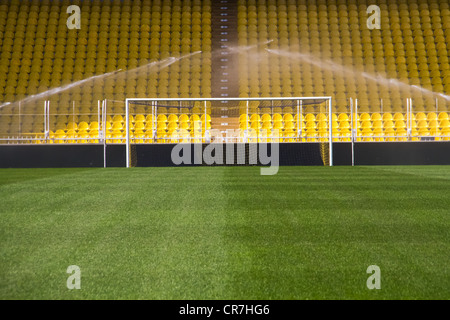 Les arroseurs sont le stade vide et laver l'objectif Banque D'Images